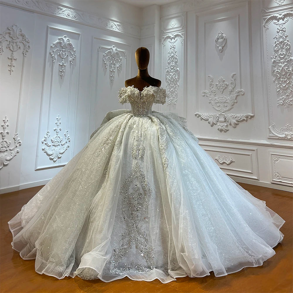 Robe de mariée fleurie à manches courtes – CLEVI Paris