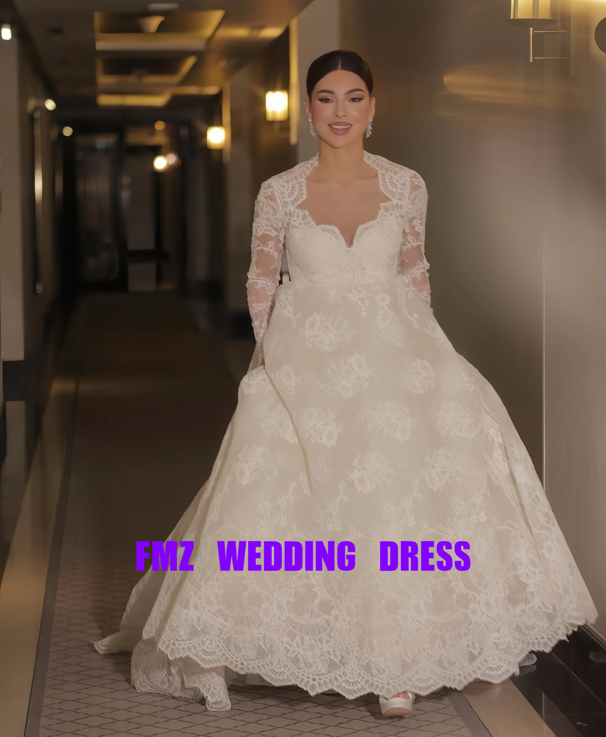 Robe de mariée en dentelle ligne A à col en V – CLEVI Paris