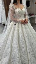 Robe de mariée dentelle perlée col V – CLEVI Paris