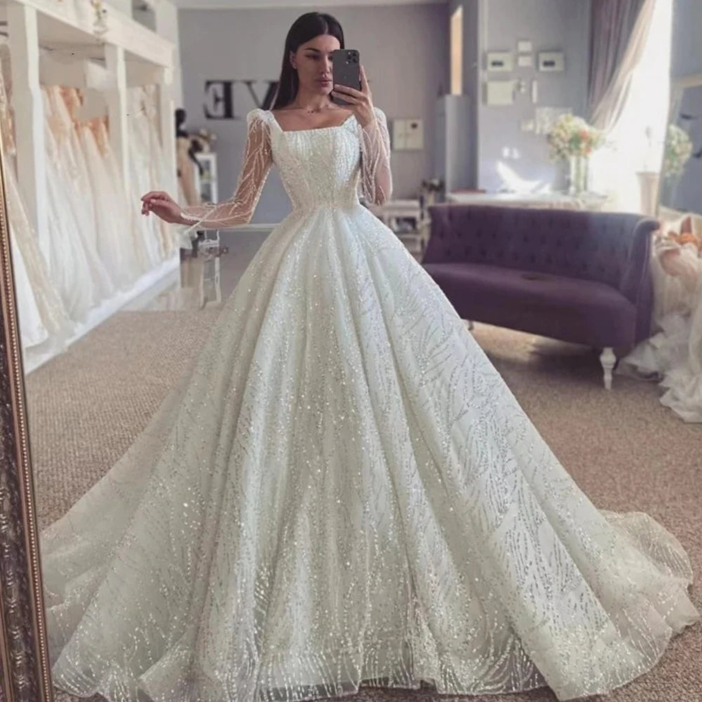 Robe de mariée scintillante à col carré – CLEVI Paris