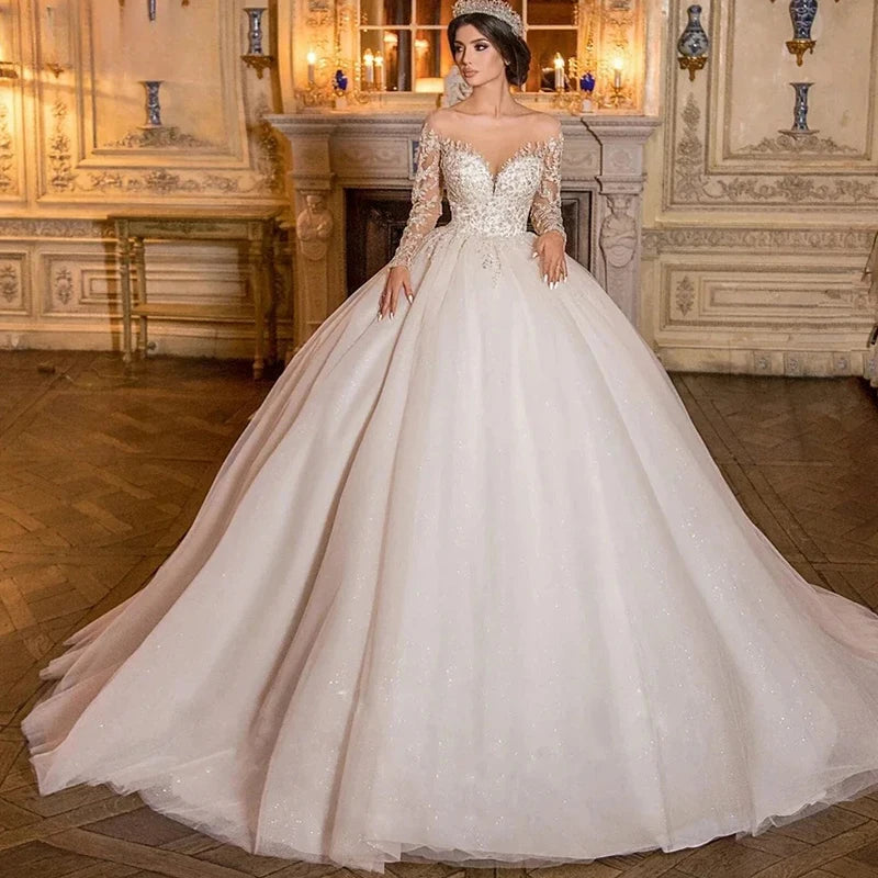 Robe de mariée brodée à manches évasées – CLEVI Paris