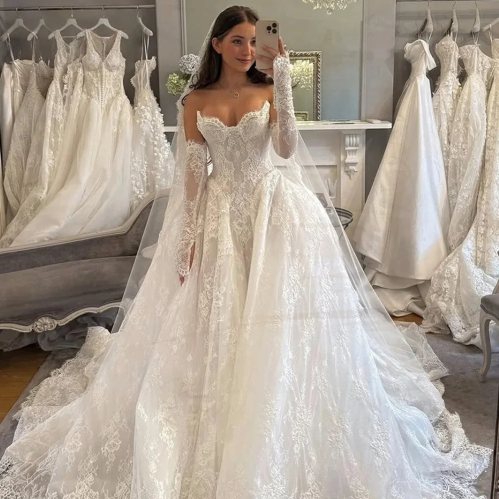 Robe de mariée ligne A en dentelle et perles - CLEVI Paris