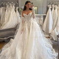 Robe de mariée ligne A en dentelle, perles et traîne – CLEVI Paris