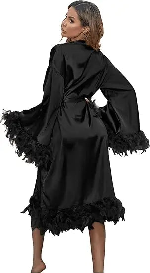 Robe de nuit satinée à plumes – CLEVI Paris