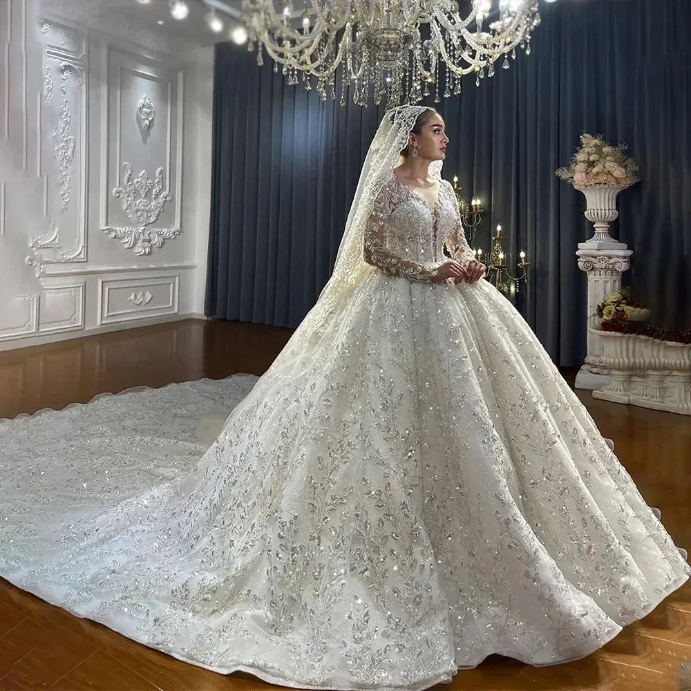 Robe de mariée en dentelle effet illusion – CLEVI Paris