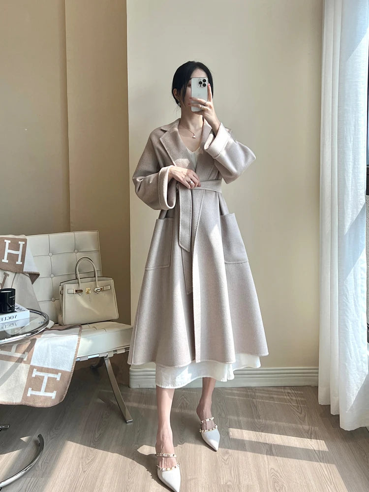 Manteau long femme à ceinture et col revers – CLEVI Paris
