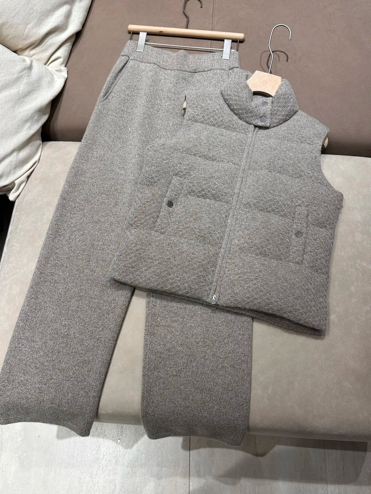 Ensemble femme gilet matelassé et pantalon – CLEVI Paris