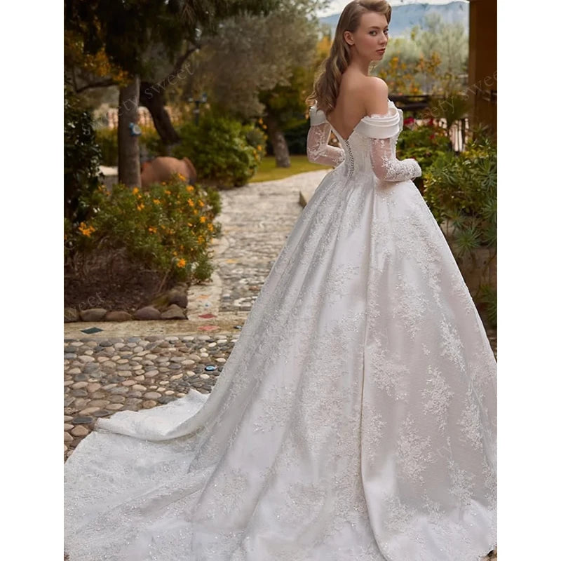 Robe de mariée satinée et dentelle à col bateau – CLEVI Paris