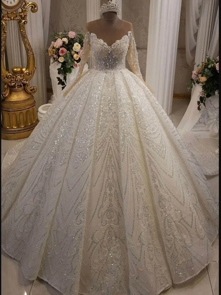Robe de mariée princesse perlée à col rond – CLEVI Paris