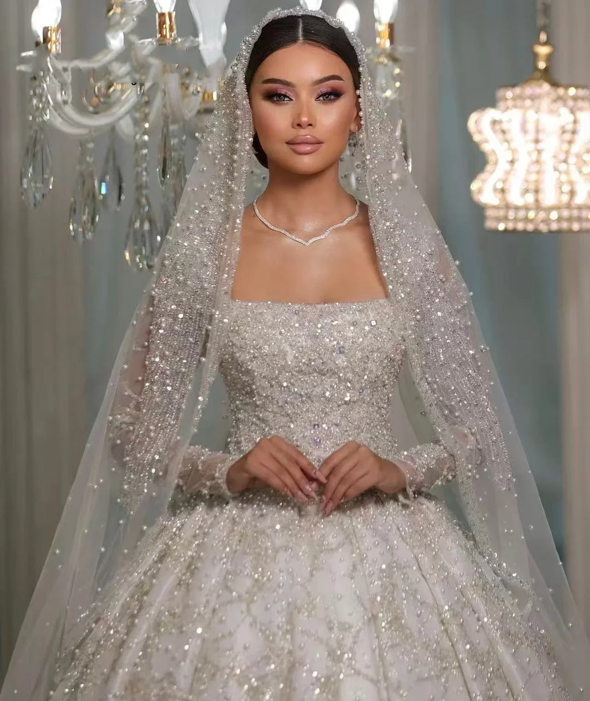 Robe de mariée col carré et perles – CLEVI Paris