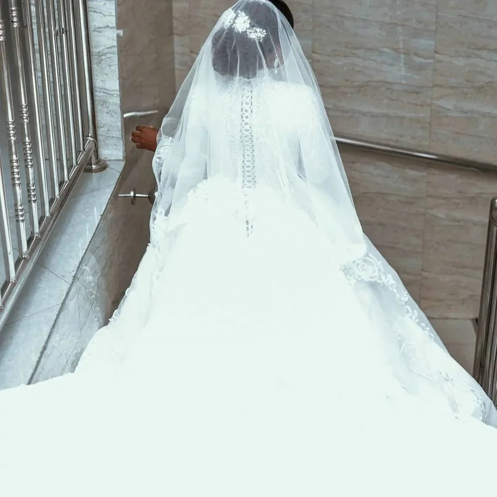 Robe de mariée satinée sur mesure – CLEVI Paris