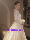 Robe de mariée en dentelle ligne A à col en V – CLEVI Paris