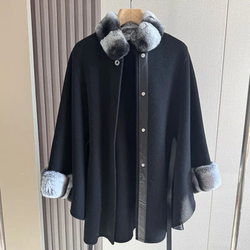 Manteau cape femme ceinturé, col effet fourrure – CLEVI Paris
