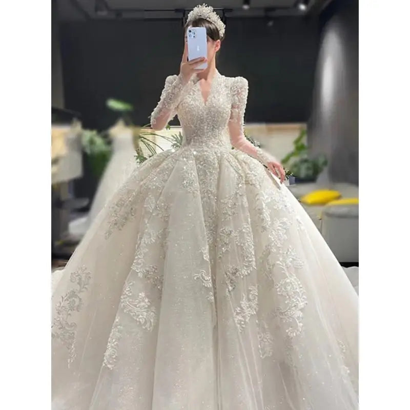Robe de mariée satinée à manches longues – CLEVI Paris