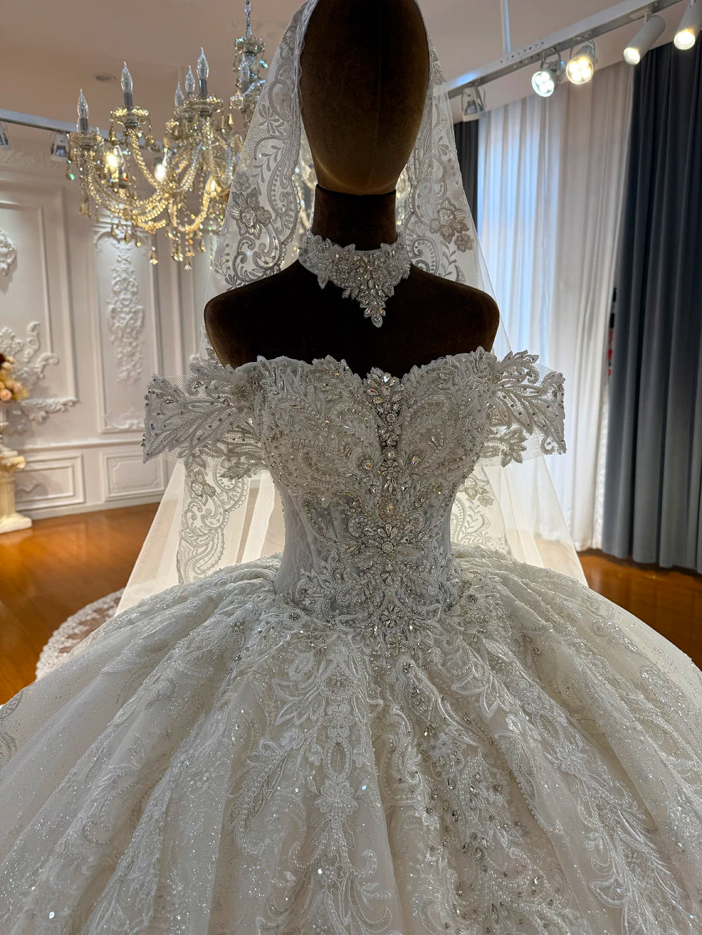 Robe de mariée fleurie col bateau – CLEVI Paris