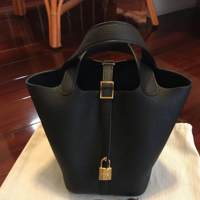 Sac Seau PU Grain Litchi Femme Fermeture Verrou Foulard Décor Cheval – CLEVI Paris