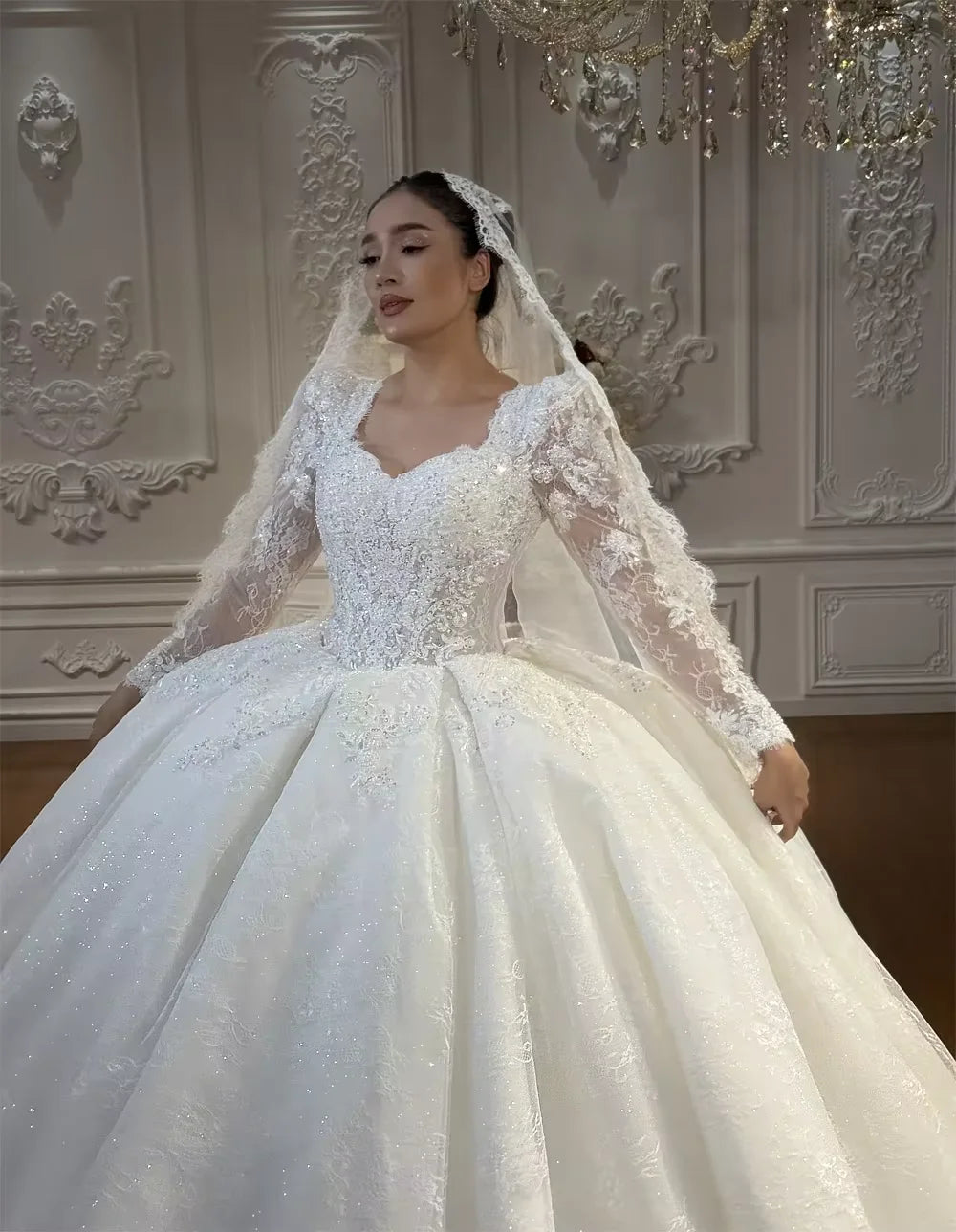 Robe de mariée en dentelle plissée – CLEVI Paris