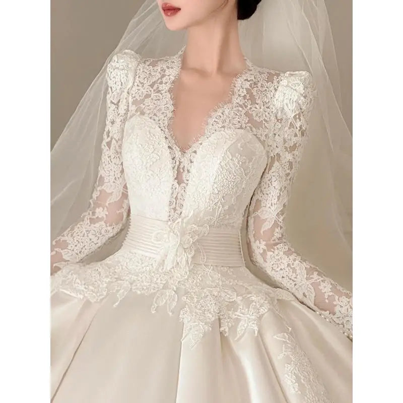 Robe de mariée satinée en dentelle à col V - CLEVI Paris