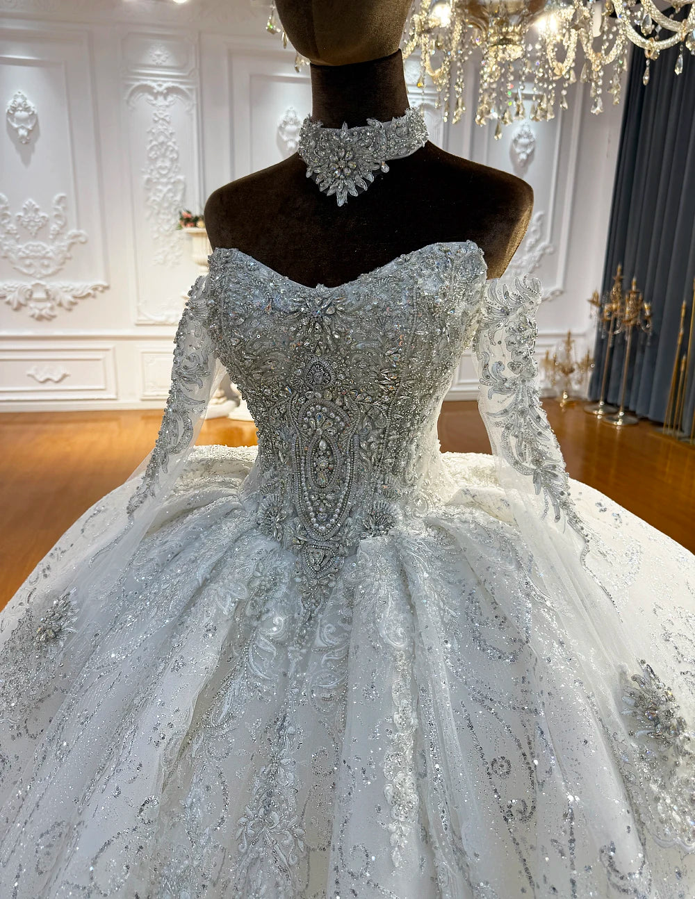 Robe de mariée en tulle à manches longues – CLEVI Paris