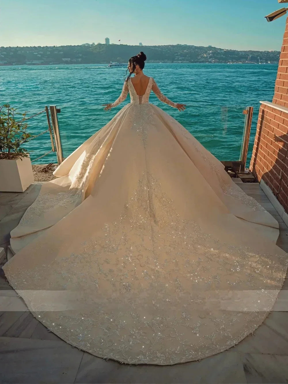 Robe de mariée en dentelle et perles, col carré – CLEVI Paris