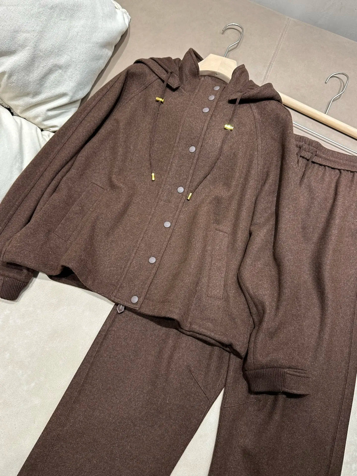 Ensemble femme veste à capuche et pantalon – CLEVI Paris