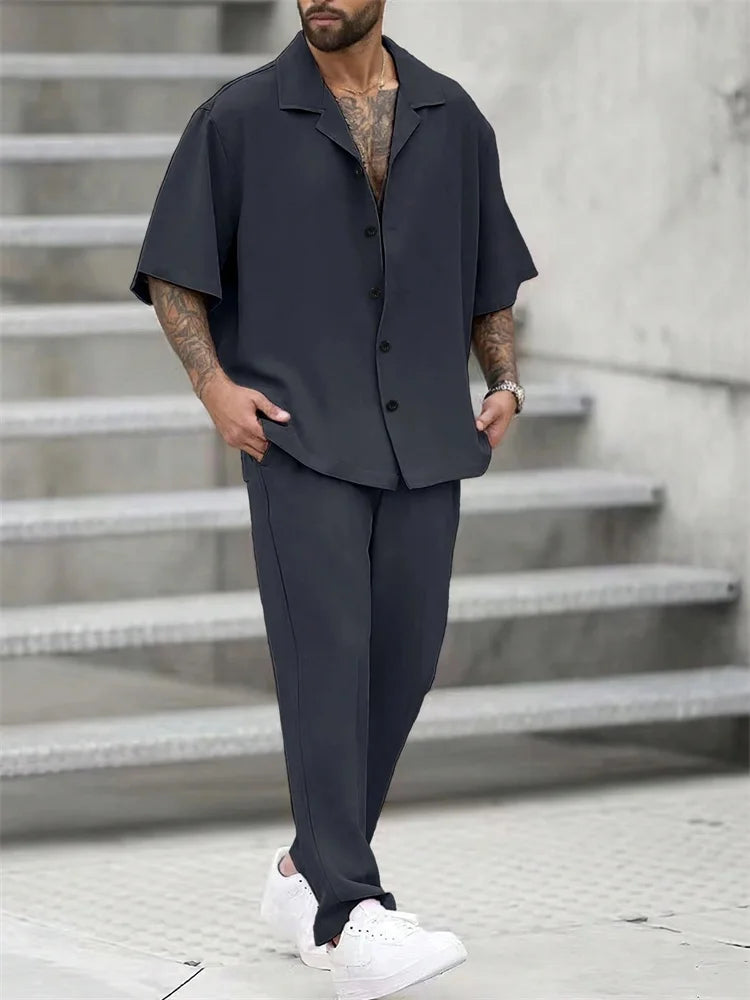Ensemble 2 Pièces Homme Chemise Imprimée 3D Col Cranté + Pantalon Casual Voyage – 26 Motifs, S à 2XL – CLEVI Paris
