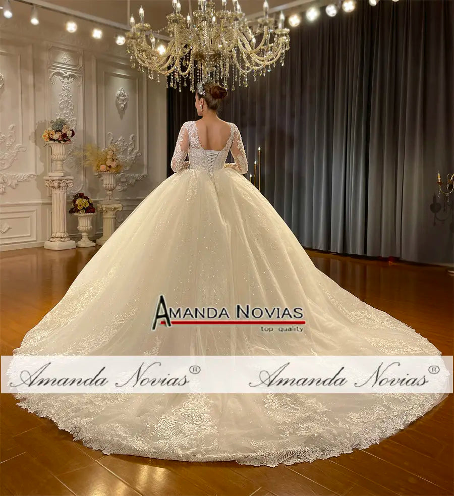 Robe de mariée en dentelle fleurie – CLEVI Paris