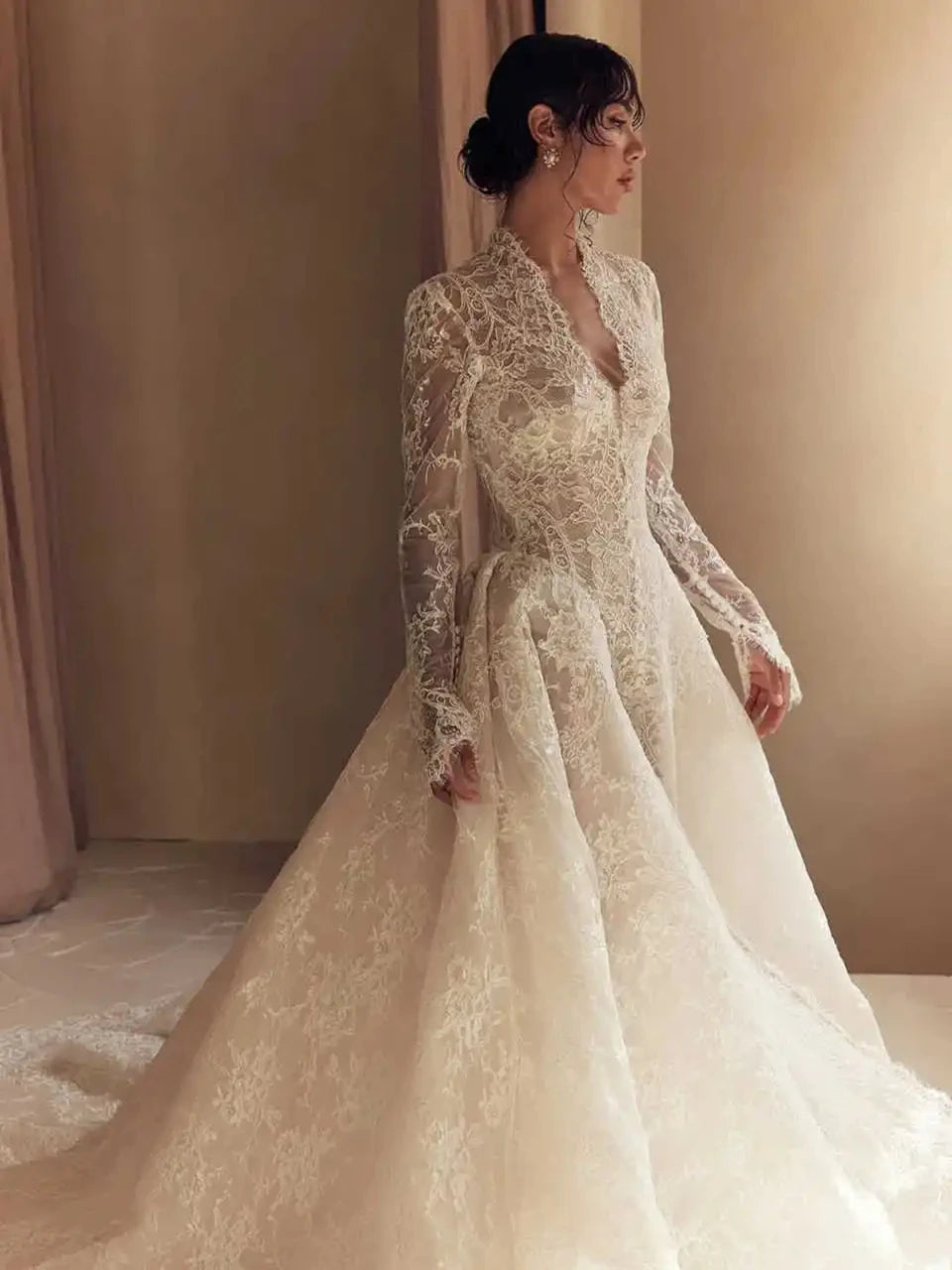 Robe de mariée en organza et tulle col V – CLEVI Paris