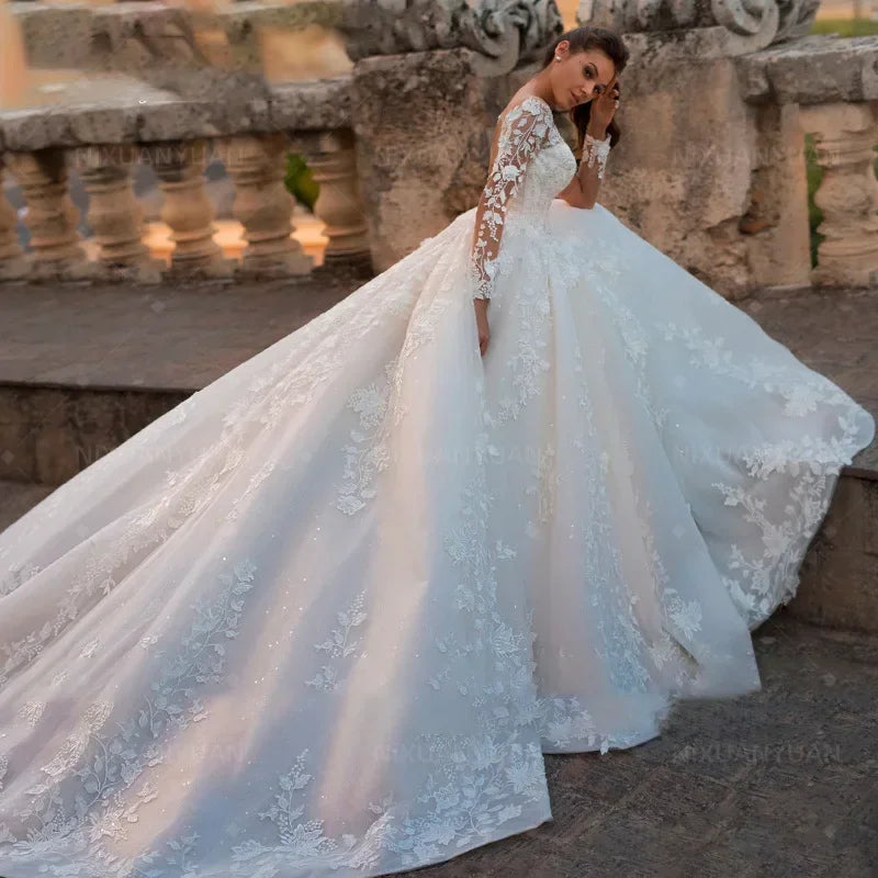 Robe de mariée en dentelle ligne A col rond – CLEVI Paris