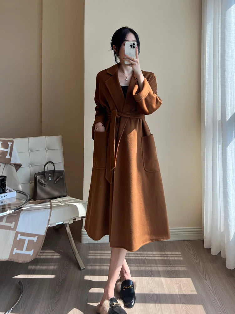 Manteau long femme à ceinture et col revers – CLEVI Paris