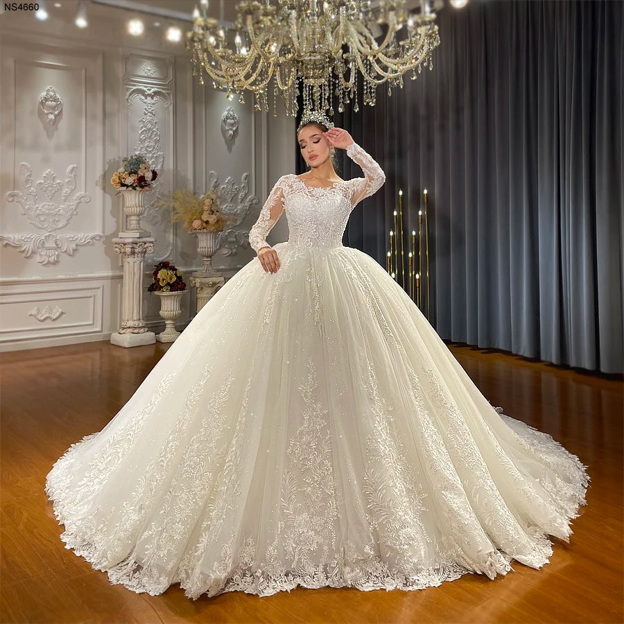 Robe de mariée en dentelle fleurie – CLEVI Paris