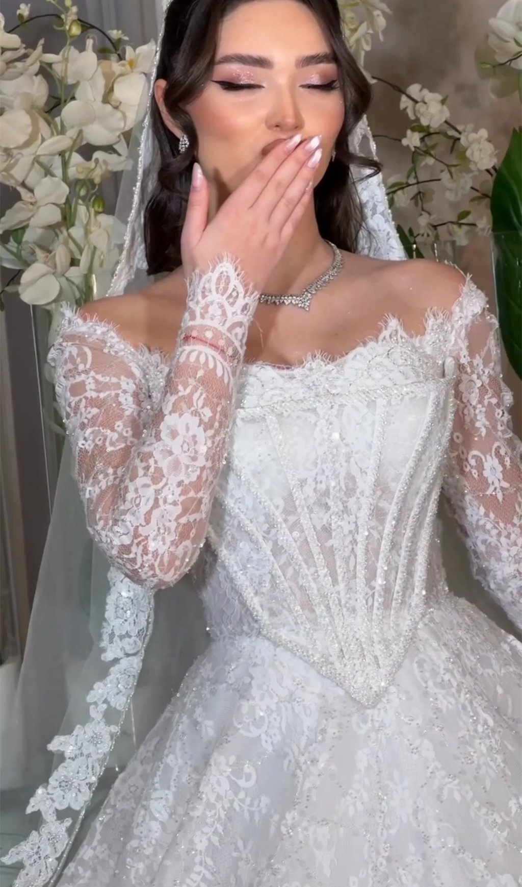 Robe de mariée plissée en dentelle – CLEVI Paris