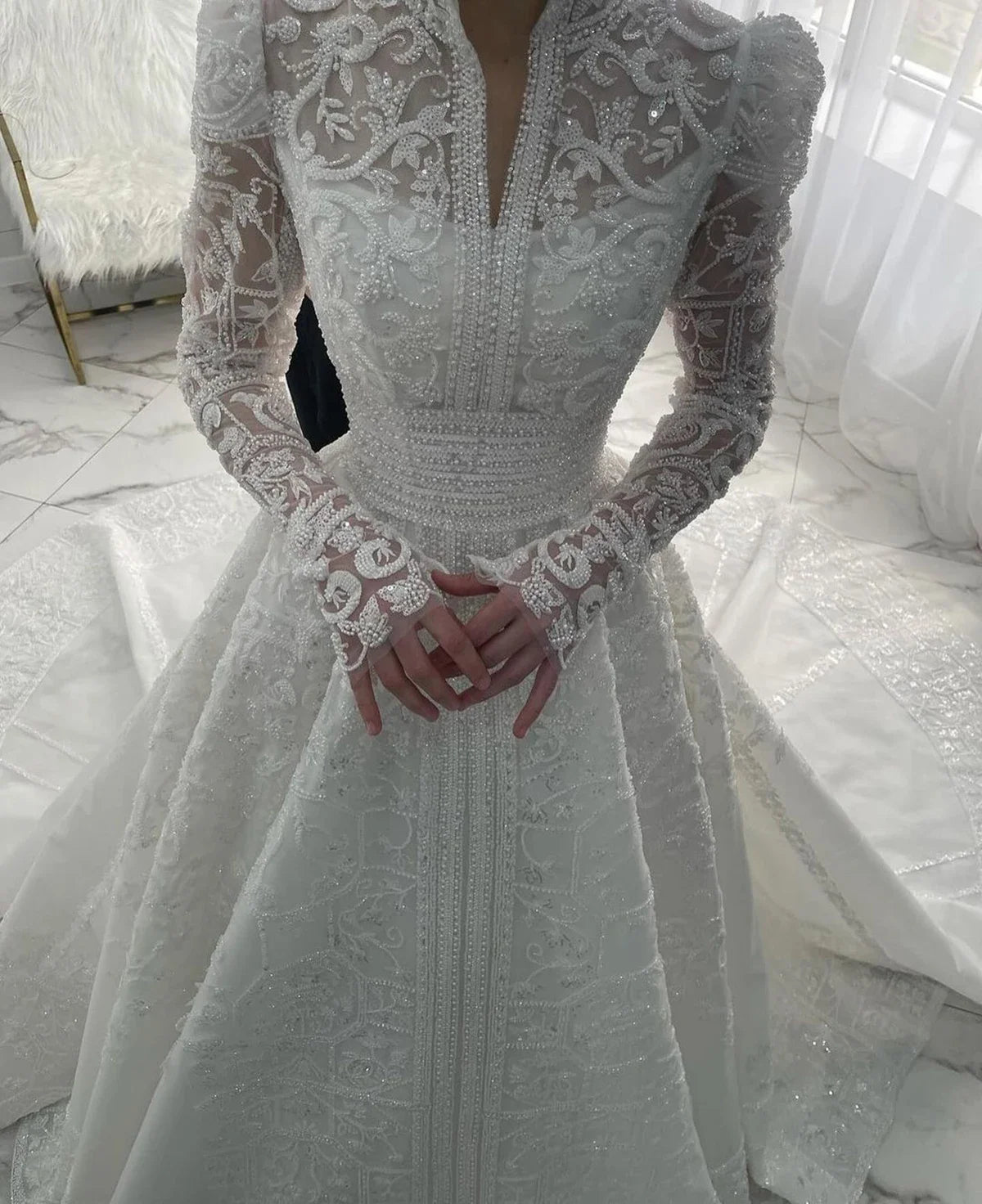 Robe de mariée en dentelle à col haut coupe A – CLEVI Paris