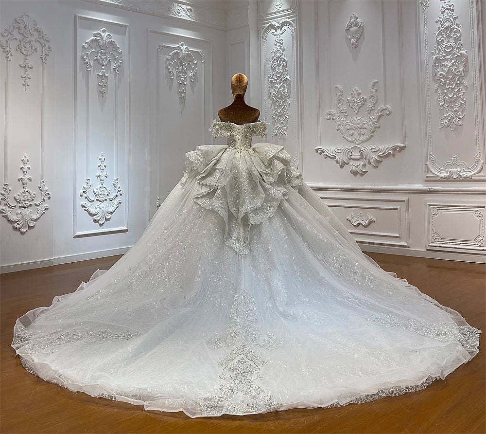 Robe de mariée fleurie à manches courtes – CLEVI Paris