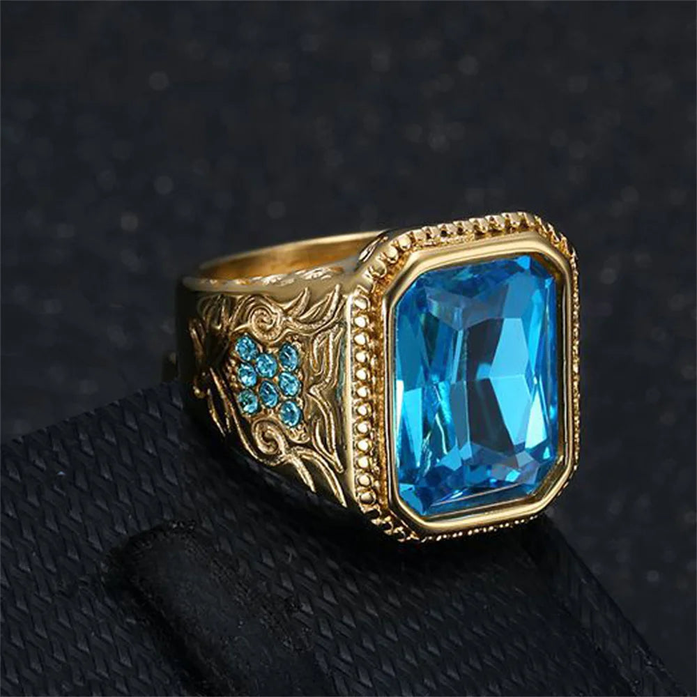 Bague homme carrée dorée en acier et zircon bleu – CLEVI Paris