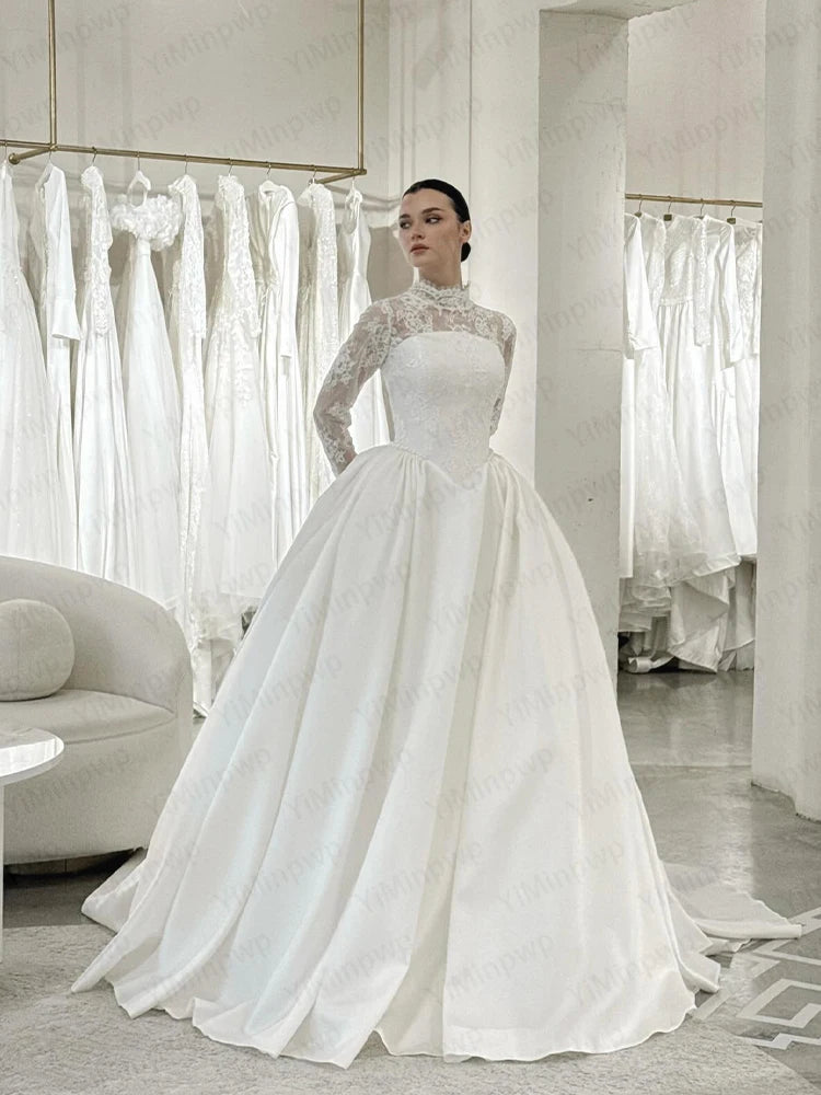 Robe de mariée en dentelle à col haut – CLEVI Paris