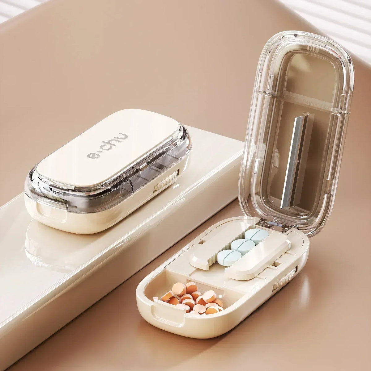 Pilulier portable avec option coupe-comprimés – CLEVI Paris