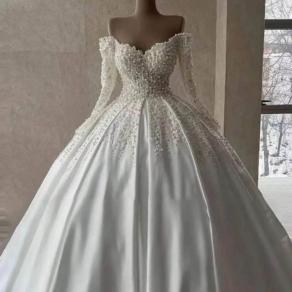 Robe de mariée satinée épaules dénudées – CLEVI Paris