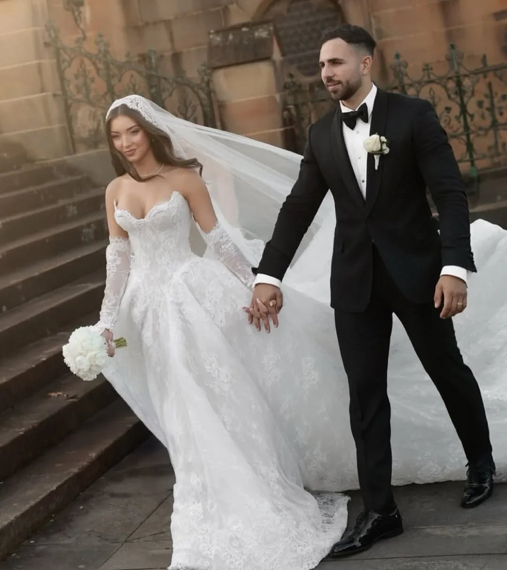 Robe de mariée ligne A en dentelle et perles - CLEVI Paris