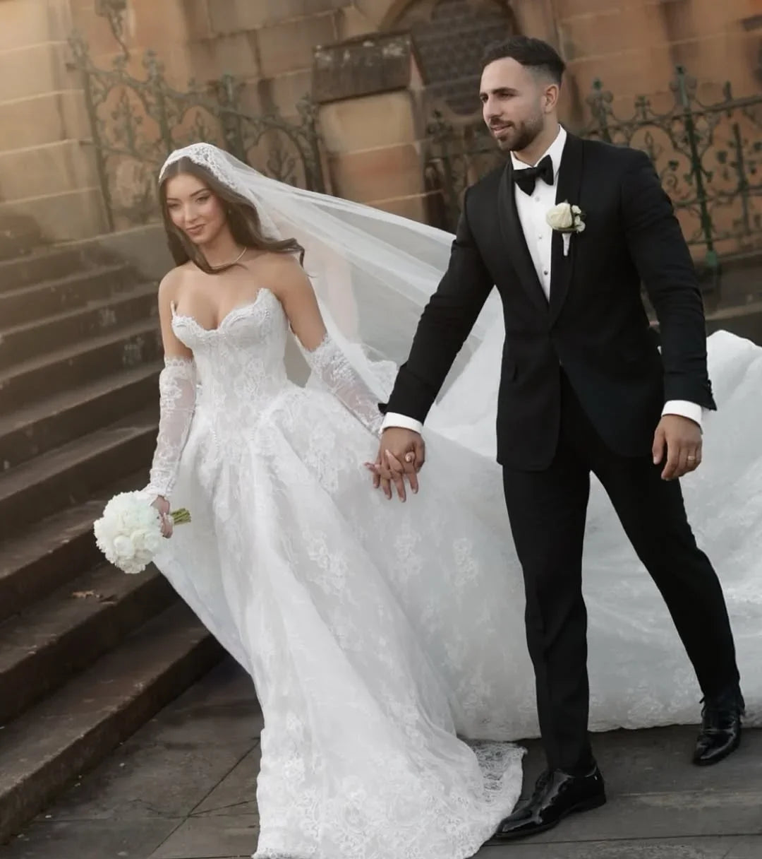 Robe de mariée ligne A en dentelle et perles - CLEVI Paris