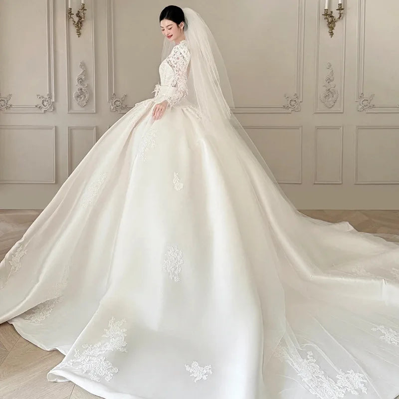 Robe de mariée satinée en dentelle à col V - CLEVI Paris