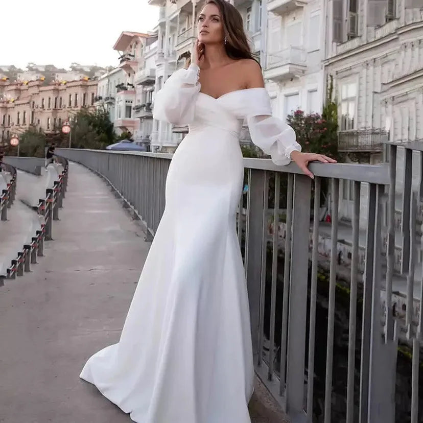 Robe de mariée sirène en satin, col V – CLEVI Paris