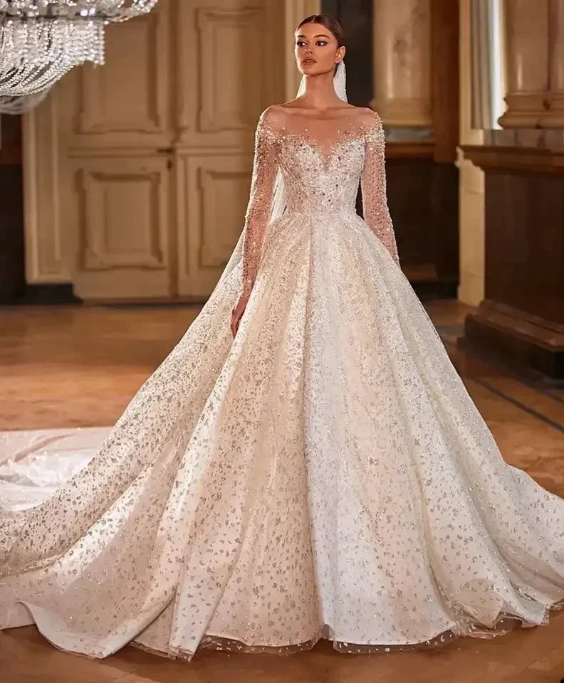 Robe de mariée en dentelle à encolure arrondie – CLEVI Paris