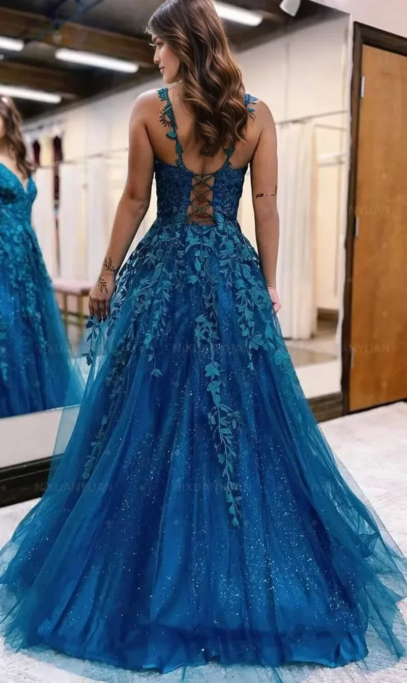 Robe de mariée en dentelle ligne A col V – CLEVI Paris