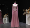 Robe de soirée rose perlée avec écharpe – CLEVI Paris