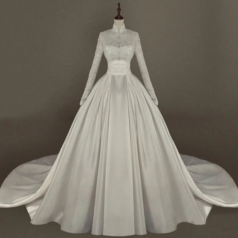 Robe de mariée satinée en dentelle brodée - CLEVI Paris