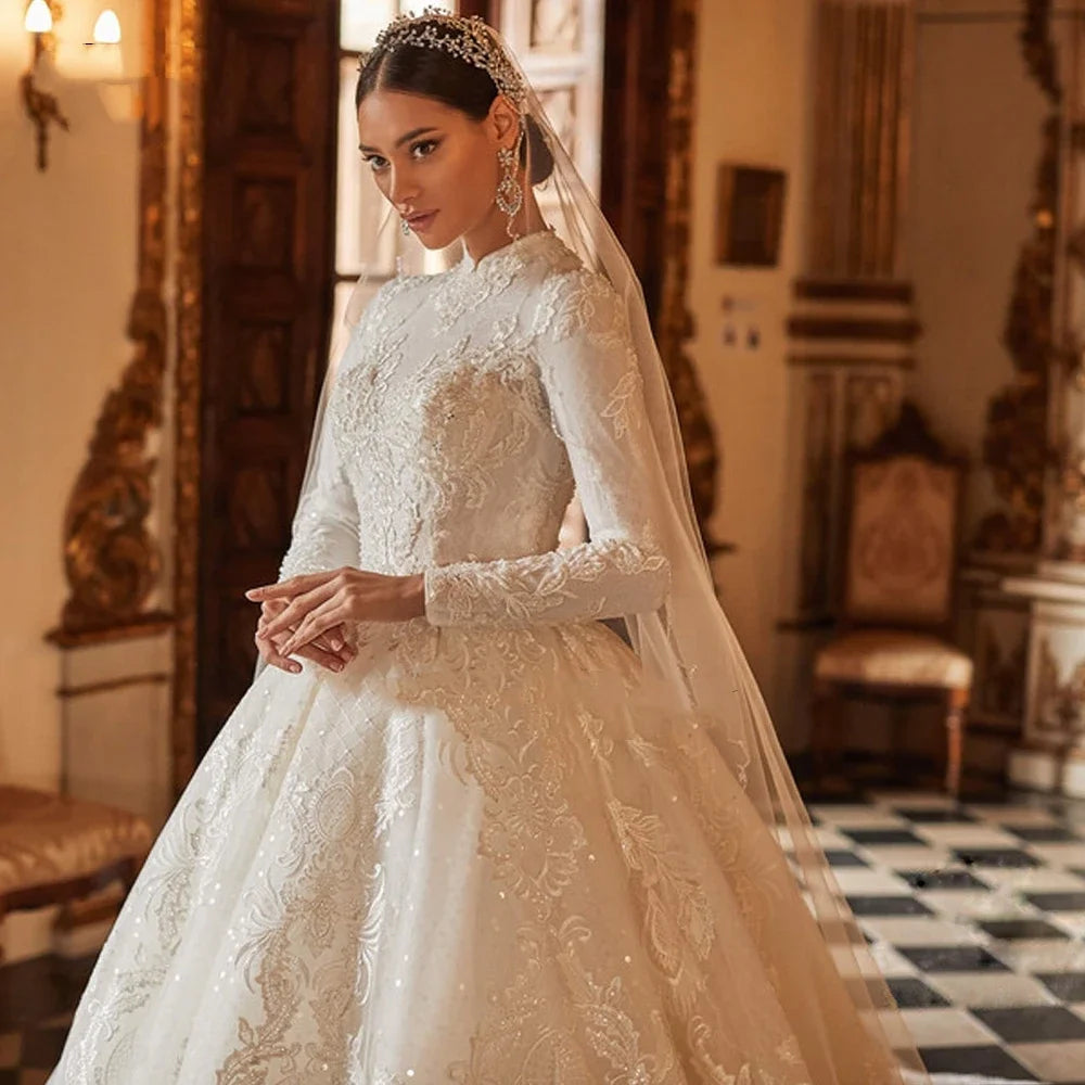 Robe de mariée en tulle à col haut – CLEVI Paris