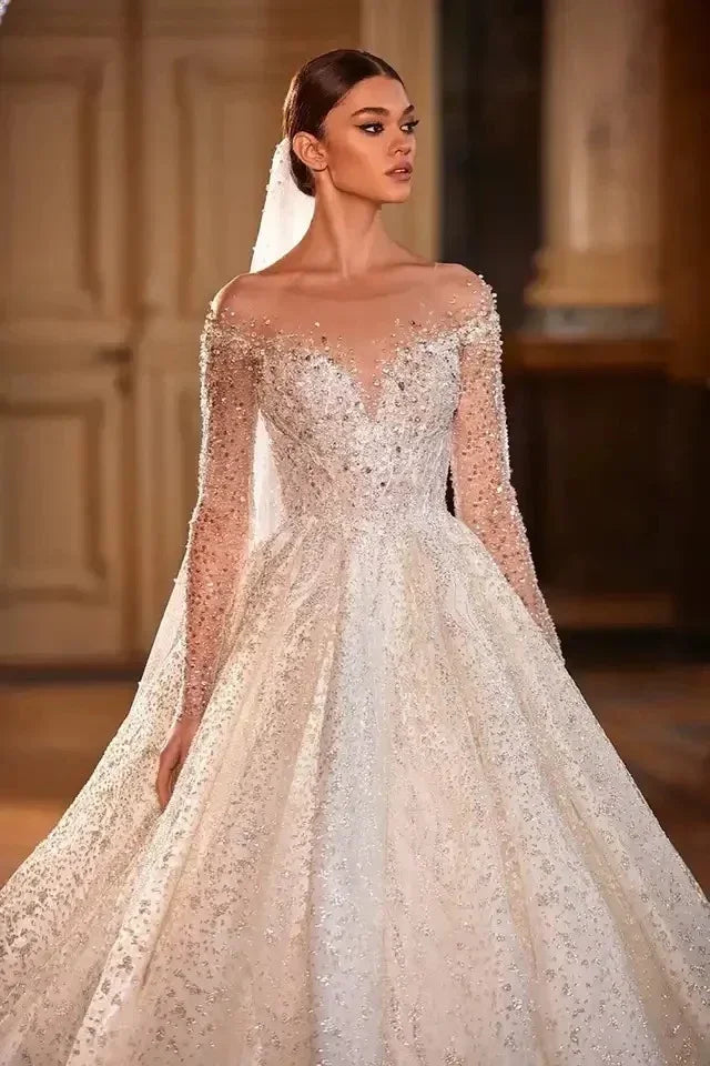 Robe de mariée en dentelle à encolure arrondie – CLEVI Paris