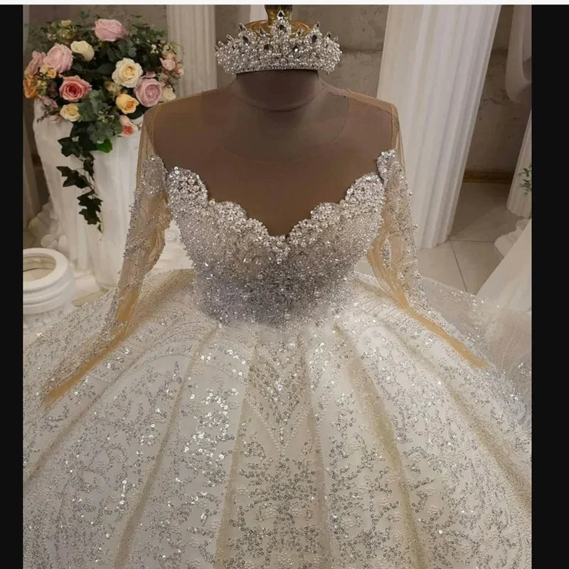 Robe de mariée princesse perlée à col rond – CLEVI Paris