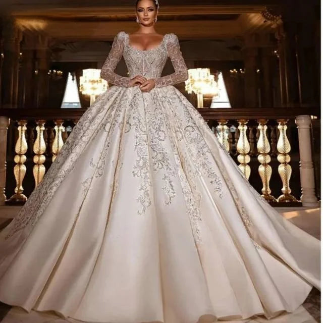 Robe de mariée en tulle à col carré – CLEVI Paris